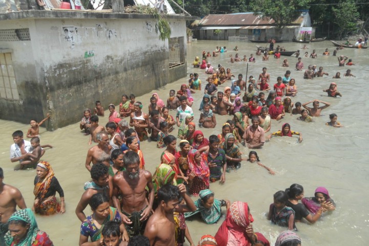 Bangladesh-crowd-walks-through-water